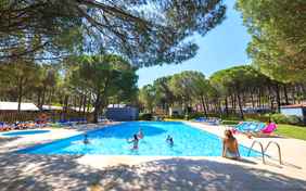 Der Pool des Campingplatzes (ca. 10 x 20m), links das separate Kinderbecken 